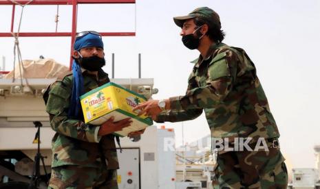  Para petugas menurunkan paket saat pesawat Angkatan Udara Pakistan C-130 mengirimkan makanan dan pasokan medis yang disumbangkan oleh Pakistan untuk rakyat Afghanistan, tiba di Bandara Internasional Hamid Shah Baba di Kandahar, Afghanistan, Jumat (10/9). Taliban sebut masalah kemanusiaan sudah ada sebelum kelompok ini kembali berkuasa. Ilustrasi.