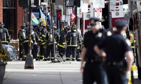  Para petugas PMK berkumpul satu blok dari Boylston Street usai ledakan di garis finis Maraton Boston, Boston pada Senin (15/4/2013). 