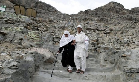   Para peziarah turun dari Jabal Nur usai melihat Gua Hira yang terletak di puncak gunung yang berlokasi di luar kota Makkah, Ahad (21/10).   (Hassan Ammar/AP)