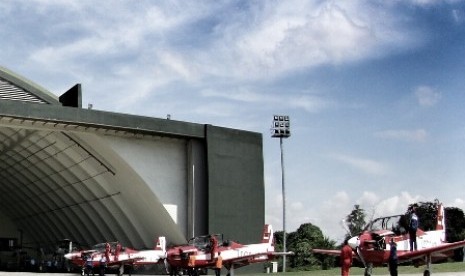 Para pilot bersiap menerbangkan pesawatnya masing-masing.