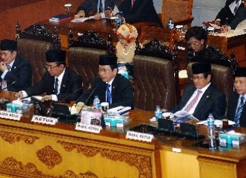 Para Pimpinan DPR saat memimpin sidang paripurna di Komplek DPR/MPR, Senayan Jakarta.