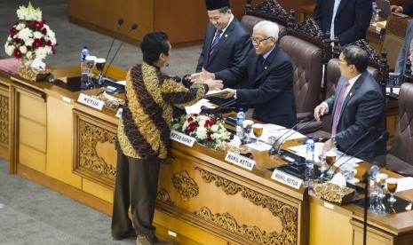 Para pimpinan menerima berkas rekomendasi dari anggota DPR Fraksi PKS Al Muzzammil Yusuf (kiri)  dalam Rapat Paripurna ke-26 dengan agenda Pidato Pembukaan Masa Persidangan V Tahun Sidang 2015-2016 di Kompleks Parlemen, Senayan, Selasa (17/5).  ( Antara/Si