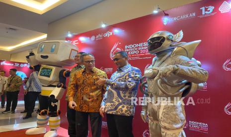 Para pimpinan OJK dalam konferensi pers The 6th Indonesia Fintech Summit & Expo (IFSE) 2024 di Kota Kasablanka Mal, Tebet, Jakarta Selatan, Selasa (12/11/2024).