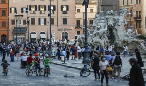  Para politisi dan para pakar sangat terkejut oleh kerumunan besar orang-orang yang berkumpul di ruang publik di seluruh kota di Italia pada akhir pekan. Seperti tampak di Piazza Navona, Roma, Italia, Ahad (24/5).