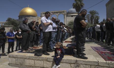 Para pria Palestina melaksanakan sholat pada hari Jumat kedua bulan suci Ramadhan di depan kuil Dome of the Rock di kompleks Masjid Al Aqsa di Kota Tua Yerusalem, Jumat, 15 April 2022.