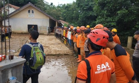 Para relawan berkoordinasi sebelum melakukan evakuasi korban banjir di Desa Harkat Jaya, Kabupaten Bogor.