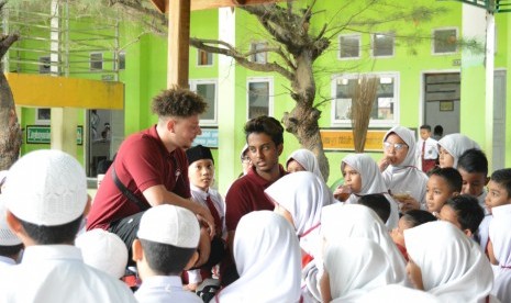 Dua mahasiswa dari Melbourne, Australia, di tengah-tengah para siswa sebuah sekolah dasar di Banda Aceh beberapa waktu lalu. Keduanya datang di Indonesia untuk mengikuti program Fatih Volunteer Teaching Program (FVTP) yang bekerja sama dengan relawan dari Melbourne, Australia.