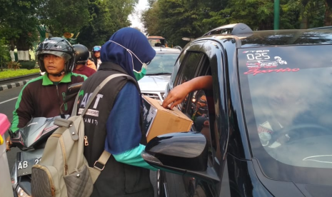 Para relawan dari MRI dan ACT DIY melakukan aksi penggalangan dana di perempatan dekat toko Gramedia  Jalan Jenderal Sudirman Yogyakarta, Sabtu (29/9).