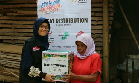 Para relawan Global Zakat-ACT DIY saat menyerahkan paket-paket  Lebaran kepada masyarakat pinggiran di DIY, Selasa (4/6).