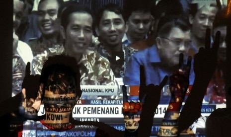 Para relawan pasangan Capres-Cawapres Joko Widodo-Jusuf Kalla bersorak saat menyaksikan siaran langsung televisi pengumuman hasil rekapitulasi Pilpres 2014-2019 di Pondok Komunikasi Rakyat Kebangkitan Indonesia Baru (Pokra KIB), Setiabudi, Jakarta, Selasa 