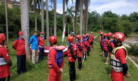 Para relawan PMI Sukabumi mendapatkan pelatihan water rescue untuk penyelamatan di perairan seperti sungai pada Sabtu (26/12) lalu.