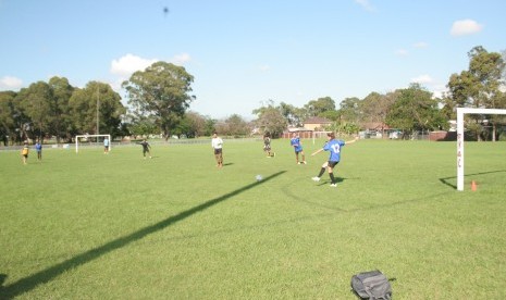 Para remaja dari Football United tengah berlatih di  Lapangan Blacktown, International Sports Park, Sydney.