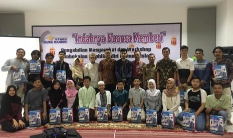 Para remaja masjid berfoto bersama seusai mengikuti workshop pengembangan diri.