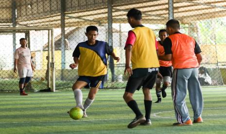 Para remaja mengikuti turnamen futsal di Bekasi, Jawa Barat. 