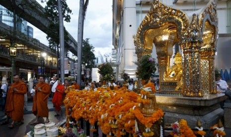 Para rohaniwan Budha berdoa di Kuil Erawan yang menjadi lokasi pengeboman di Bangkok. Hingga Senin (24/8) kepolisian Thailand belum berhasil mengungkap pelaku pengeboman yang menewaskan 20 orang tersebut.