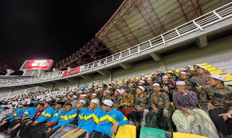 Para santi menyaksikan laga timnas Indonesia vs Turkmenistan di Stadion Gelora Bung Tomo, Surabaya, Jumat (8/9/2023).