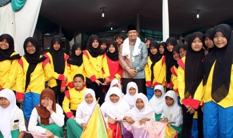 Para santri berfoto bersama Wakil Ketua MPR Mahyudin saat memberikan tausiyah kebangsaan di acara haul pendiri Pondok Pesantren Al Wathoniyah Putra Klender di Jakarta Timur, Jum'at (20/3).  (foto : MgROL_37)