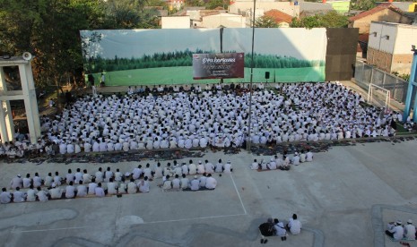 Para santri Daarul Qur'an mendoakan Muslim Rohingya.