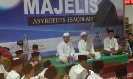 para santri dan guru daarul quran ketapang, tangerang, mendoakan para korban musibah mina 