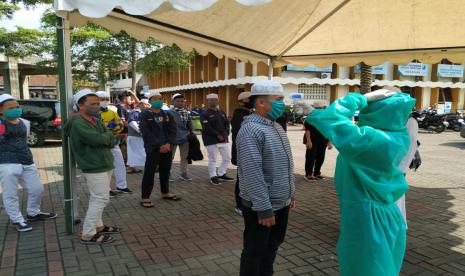 Para santri dari luar daerah diperiksa oleh Satgas Covid-19 saat datang kembali ke Pesantren Idrisiyyah di Kecamatan Cisayong, Kabupaten Tasikmalaya, Jumat (12/6).