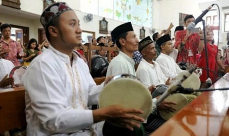 Para santri dari Pondok Pesantren Roudlotul Solihin menabuh rebana mengiringi misa Natal di Gereja Katolik Mater Dei, Kota Semarang, Jawa Tengah, Rabu (25/12/2019).