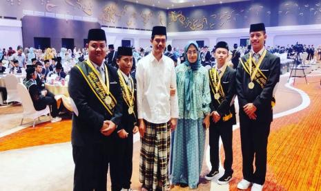  Para santri Pesantren Bina Insan Mulia 1 dan Bina Mulia 2 yang telah berhasil mengikuti program Tahfidz BimaQu diwisuda.