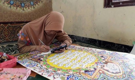 Para santri Pesantren Kaligrafi Alquran Lemka di Kota Sukabumi tengah mengikuti ujian kaligrafi cabang mushaf dan dekorasi Rabu (31/5). Para santri di pesantren itu berasal dari 24 provinsi dan luar negeri.