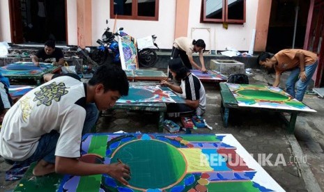 Para santri Pesantren Kaligrafi Alquran Lemka di Kota Sukabumi tengah mengikuti ujian kaligrafi cabang mushaf dan dekorasi. Pemkot Sukabumi, Jawa Barat, berupaya memperkuat koperasi pondok pesantren.