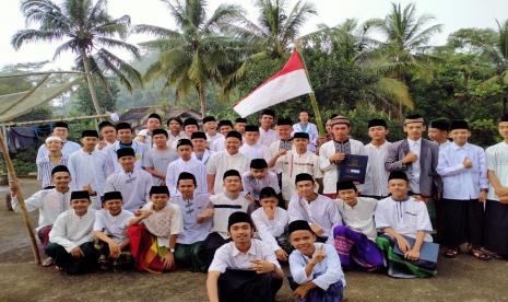 Para santri Pondok Pesantren Riyadlul 'Ulum. uluhan santri Pondok Pesantren Riyadlul ‘Ulum Kabupaten Tasikmalaya, Jawa Barat menggelar upacara peringatan HUT ke-75 RI, Senin (17/8).