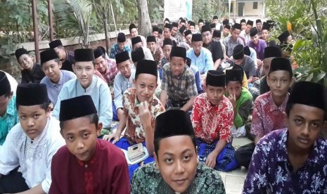 Para santri Ponpes Darussalam Indramayu, Jawa Barat, aktif mengikuti kajian kitab yang diadakan setiap pagi dan sore.