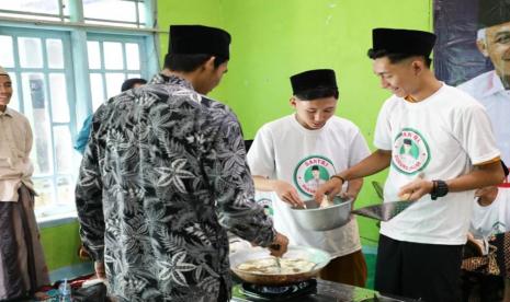 Para santri putra dan putri Pondok Pesantren Roudhotul Uqul di Desa Cokro Kecamatan Blado Kabupaten Batang Jawa Tengah mengikuti pembuatan keripik singkong. 