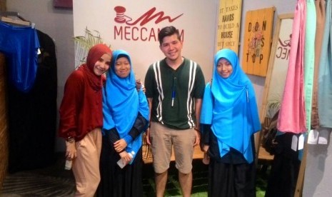 Santri Rumah Gemilang Indonesia berfoto bersama salah satu pemilik Meccanims, Tasya Nur Media. 