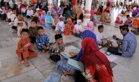 Para santri tengah membaca Alquran