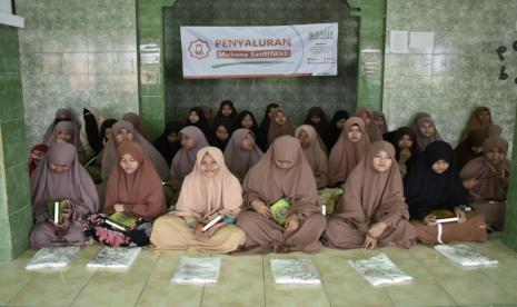 PCINU Siap Gelar Jepang Bershalawat Peringati Hari Santri. Para santriwati Pesantren Al-Firdaus Tangerang Selatan fokus menghafal Alquran.