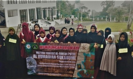 Para santriwati Pesantren Al-Humaira, Sukabumi melakukan kunjungan edukasi ke Kebun Raya Cibobas, Cianjur.