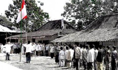 Para santri di sebuah pesantren melakukan hormat bendera kepada sang saka Merah Putih.