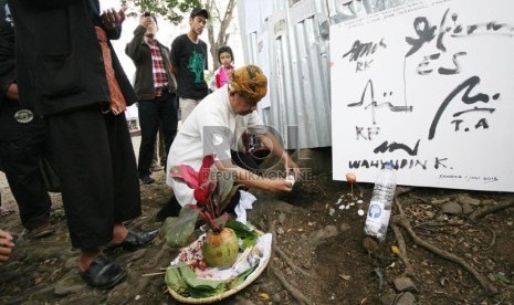 Para seniman Bandung melakukan aksi simbolik mengubur telur busuk sebagai simbol mengubur pikiran dan niat busuk di Hutan Kota Babakan Siliwangi (Baksil), Jl Siliwangi, Bandung, Rabu (5/6). (Republika/Edi Yusuf)