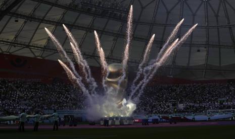  Para seniman tampil sebelum dimulainya pertandingan sepak bola grup B Piala Dunia antara Inggris dan Iran di Khalifa International Stadium di Doha, Qatar, Senin, 21 November 2022. Jurnalis dari media Israel dilaporkan mendapatkan sambutan yang tak hangat di Qatar. (ilustrasi) 