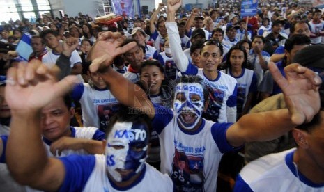 Para simpatisan mengikuti kampanye Partai Demokrat di GOR Cempaka Putih, Jakarta, Sabtu (22/3). (Republika/Aditya Pradana Putra)