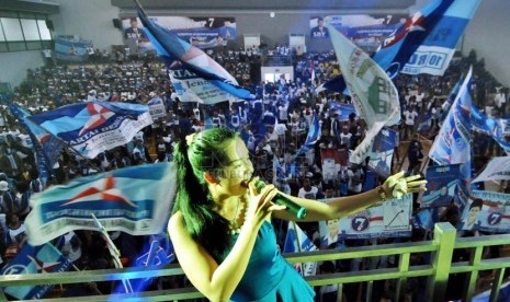  Penyanyi dangdut menghibur massa simpatisan Partai Demokrat dalam kampanye di GOR Cempaka Putih, Jakarta, Sabtu (22/3).  (Republika/Aditya Pradana Putra)