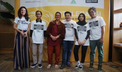 Para sineas dan inisiator film Bumi itu Bulat pada saat talkshow dan jumpa pers di wilayah Kemang, Jakarta Selatan, Senin (11/3).