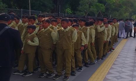 Para siswa Al Azhar Islamic Boarding School Karanganyar mengantre saat dibagikan tiket Piala Dunia U-17 2023 Indonesia di Stadion Manahan, Solo.