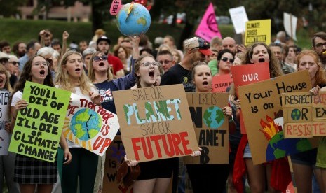 Para siswa berdemonstrasi menuntut pemimpin dunia mengatasi perubahan iklim di Kansas City, Missouri, Jumat (20/9).