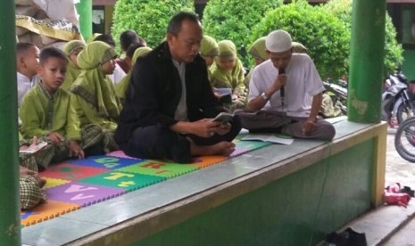 Para siswa dan guru Madrasah Ibtidaiyah (MI) Al-Hidayah Rawadenok, Depok, Jawa Barat membaca Ratib Al-Hadad setiap Jumat pagi.