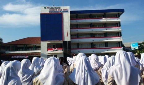 Para siswa dan guru Sekolah Bosowa Bina Insani (SBBI) Bogor melaksanakan upacara peringatan HUT Kemerdekaan RI yang ke-71, Rabu (17/8/2016).