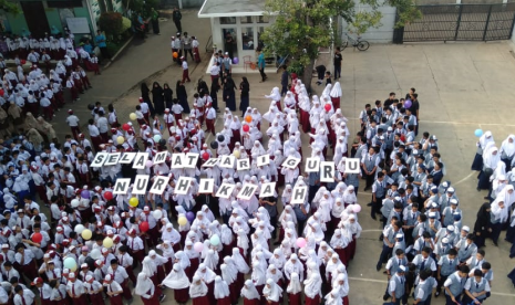 Para siswa dan guru Sekolah Nur Hikmah Bekasi meyarakan Hari Guru.