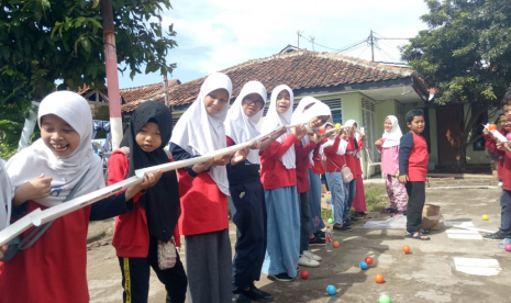 Para siswa dari KPM Bekasi belajar di Kampung Matematika Laladon.