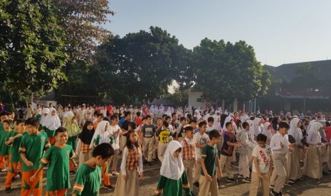 Para siswa, guru dan pengurus PABBI SD Bosowa Bina Insani melaksanakan senam bersama.