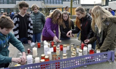 Para siswa Joseph-Koenig Gymnasium di Haltern, Jerman menyalakan lilin mengenang tewasnya 16 siswa sekolah tersebut dan dua guru mereka dalam kecelakaan pesawat Germanwings