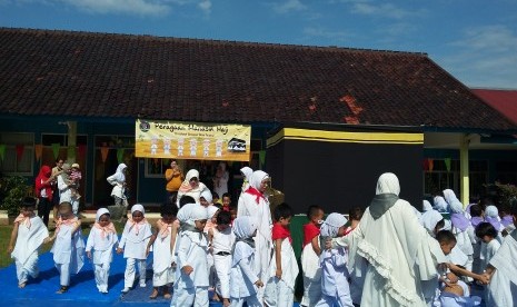 Para siswa KB-TK Bosowa Bina Insani Bogor melaksanakan latihan manasik haji, Jumat (23/9/2016).